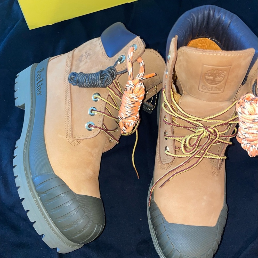 Men Timberland Wheat Boots size 8.5 in Like new Condition. Limited addit…